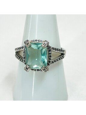 Ring Bomb Party Ring, size 8, LC green gemstone, silver color band